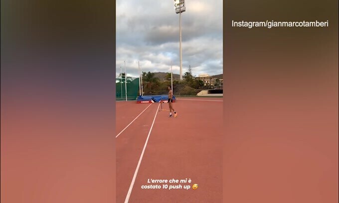 La penalità è una serie di flessioni: Tamberi sbaglia il salto e paga!