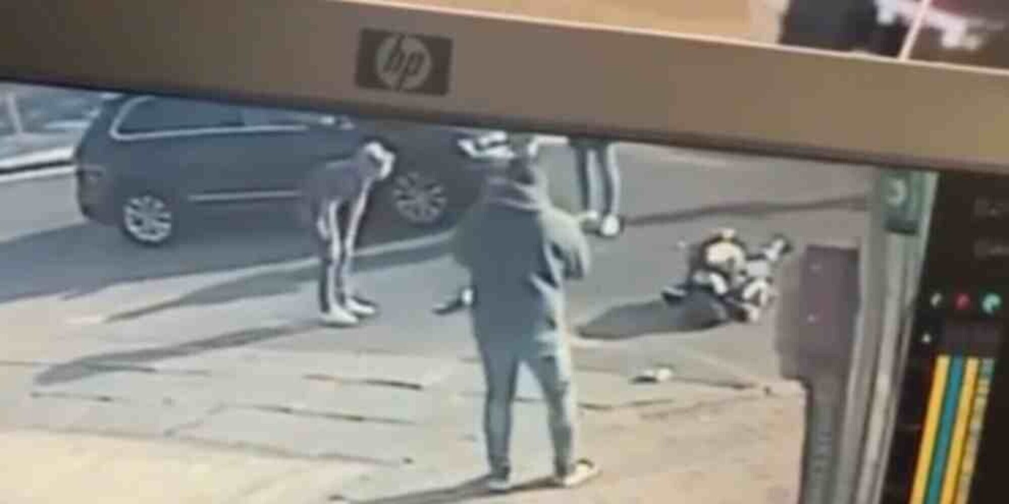 Si buttano contro le auto in corsa per potersi far risarcire: il nuovo imbroglio
