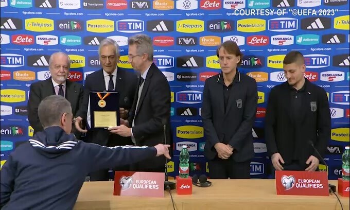 Targa a Gravina da parte di De Laurentiis e Manfredi