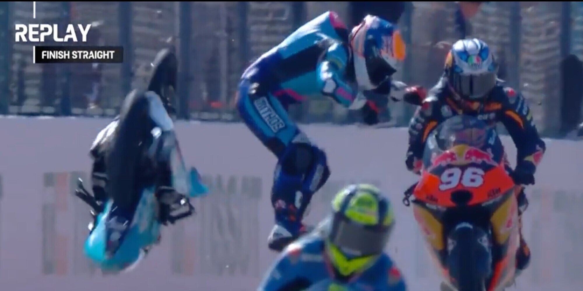 Moto3, incidente pazzesco tra Kelso e Holgado dopo il traguardo