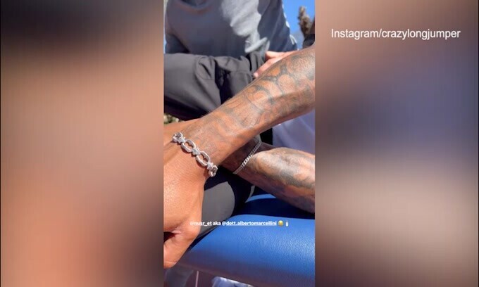 Salt Bae è il nuovo fisioterapista di Jacobs: la gag social è virale