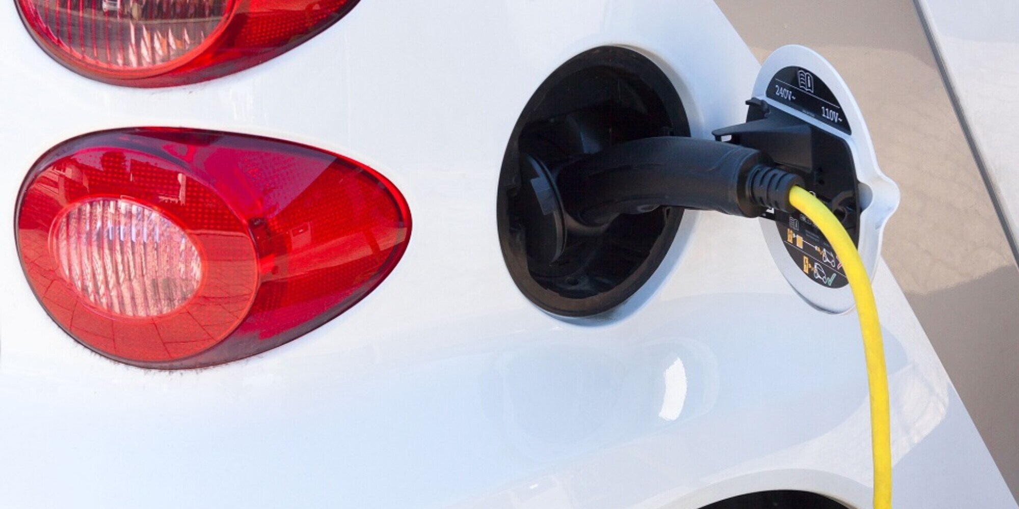 Stop vendita motori endotermici dal 2035, l'UE approva: deroga per gli e-fuels