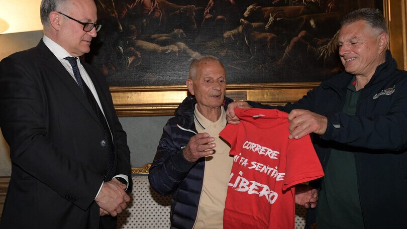 Sindaco Gualtieri e Assessore Onorato premiamo il recordman 90enne Antonio Rao
