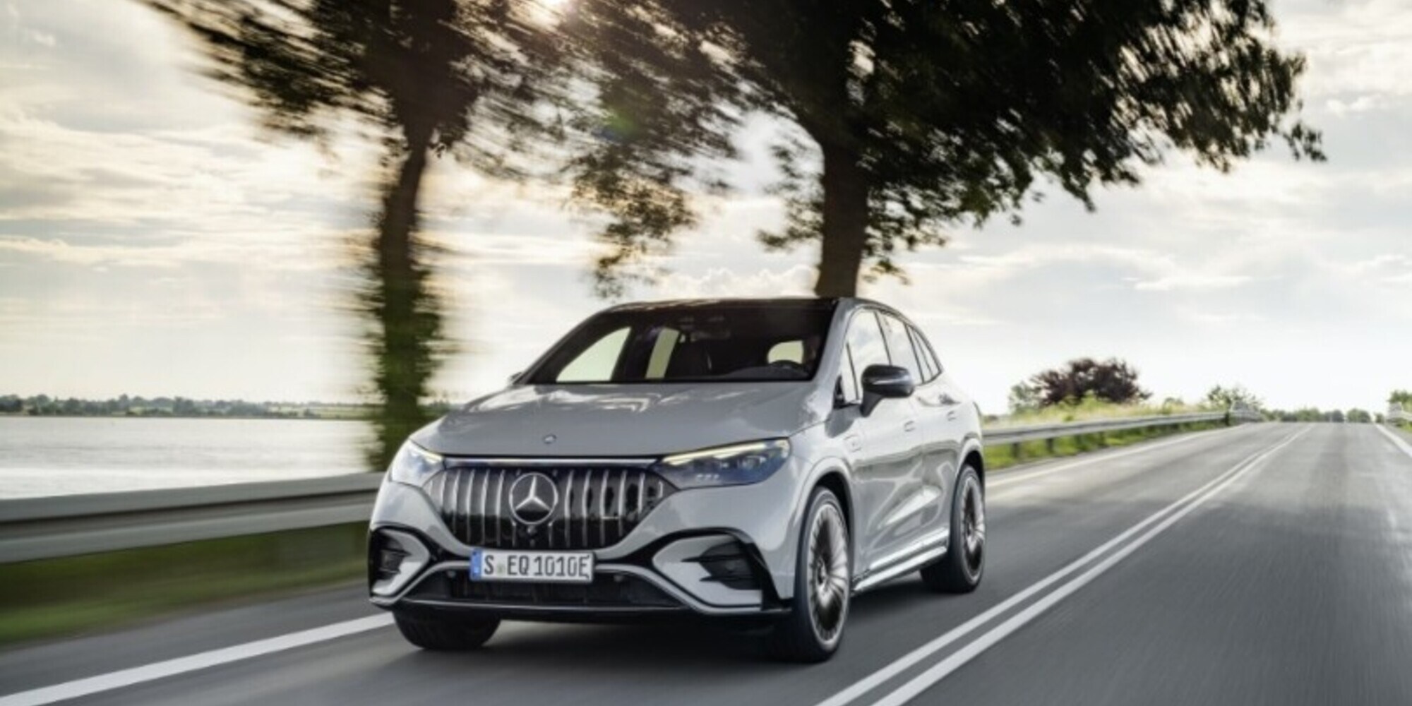 Si infila in un sentiero col Suv Mercedes, si incastra va via a piedi: è ricercato