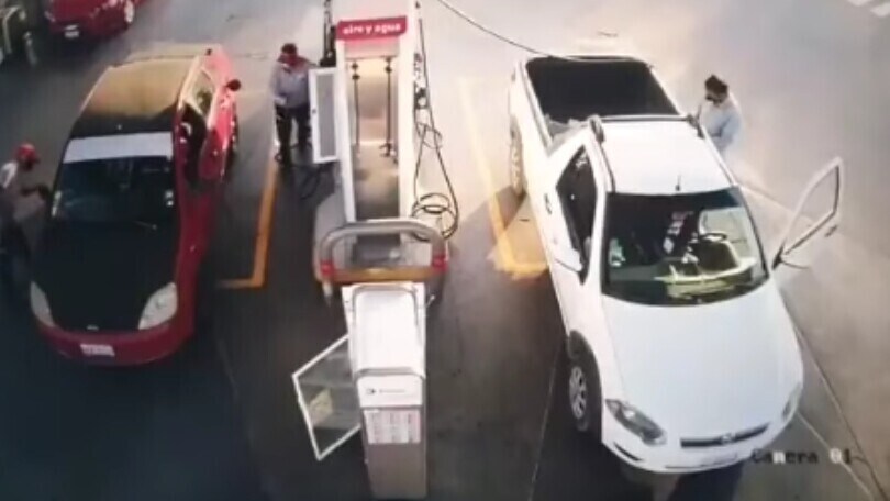 Scoppia un incendio al distributore: autista mette benzina mentre usa il telefono