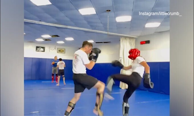 Canalis versione kickboxer: quanti colpi a ripetizione!