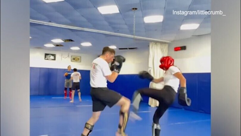Canalis versione kickboxer: quanti colpi a ripetizione!
