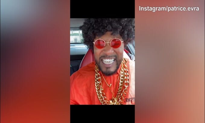 Lunedì mattina, Evra scatenato con "Sweet Dreams"