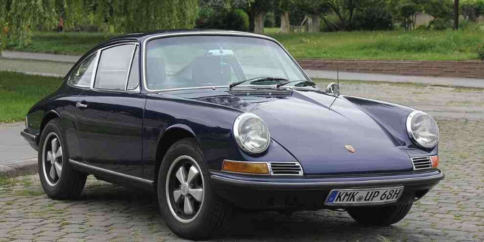 Realizza il sogno di comprare una Porsche, poi cambia idea e minaccia l'autosalone