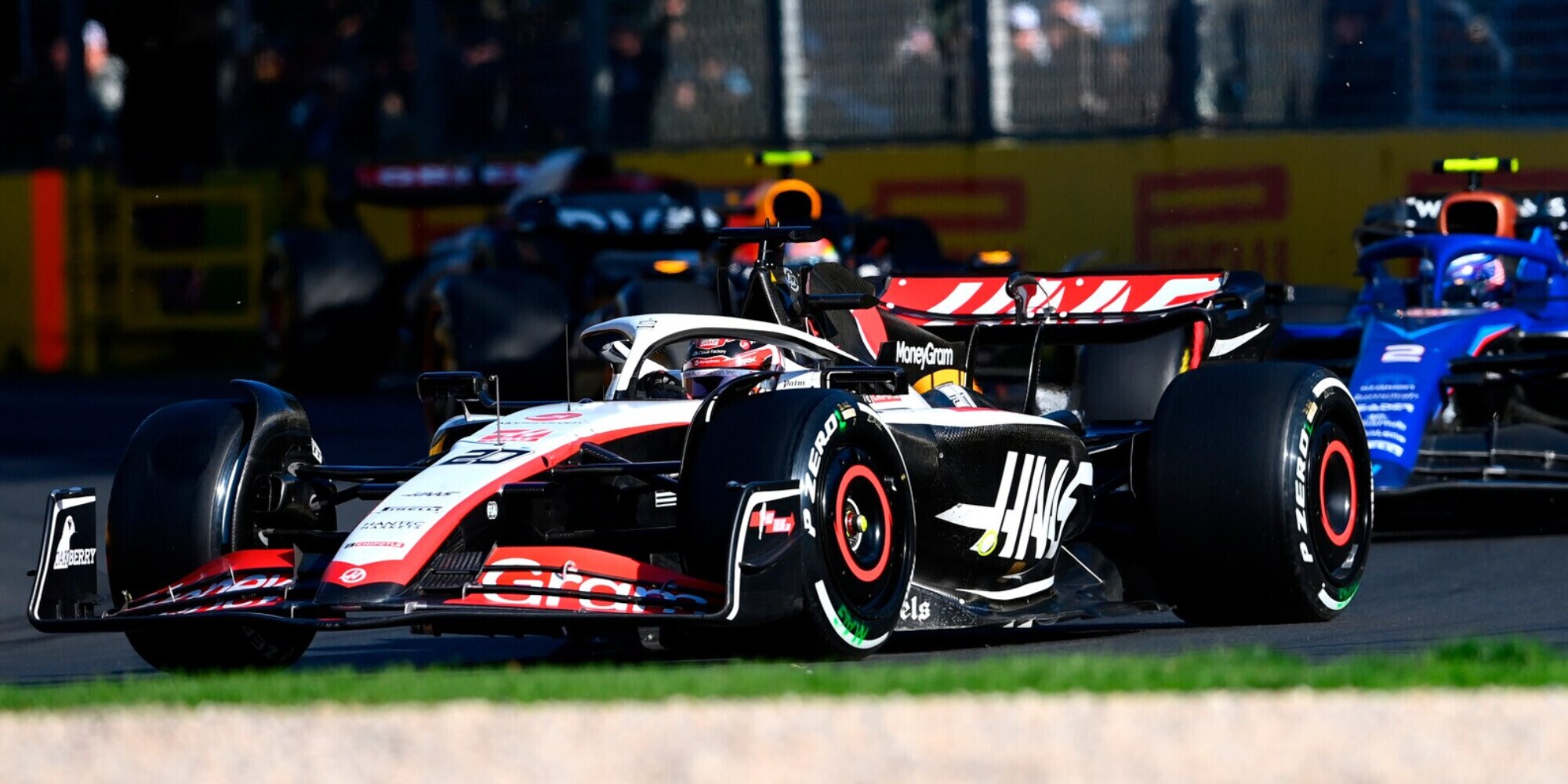 F1, follia a Melbourne: detrito supera recinzioni e ferisce un tifoso