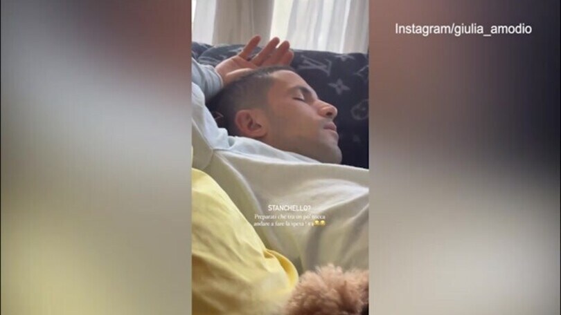 Sensi si appisola sul divano, la moglie: "Tra un po' ti tocca la spesa"