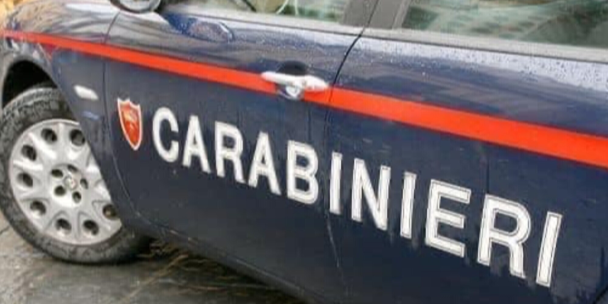 Si sdraiano sulla strada con il rischio di essere investiti: la nuova folle sfida social