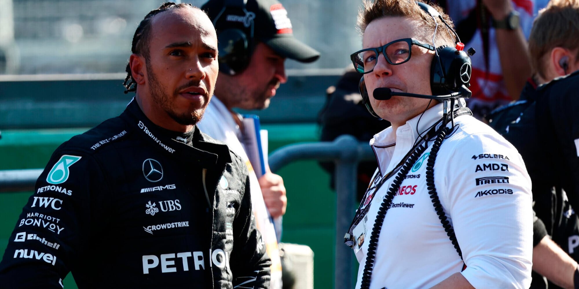 Hamilton punge la Mercedes: “Voglio una macchina per vincere il titolo”