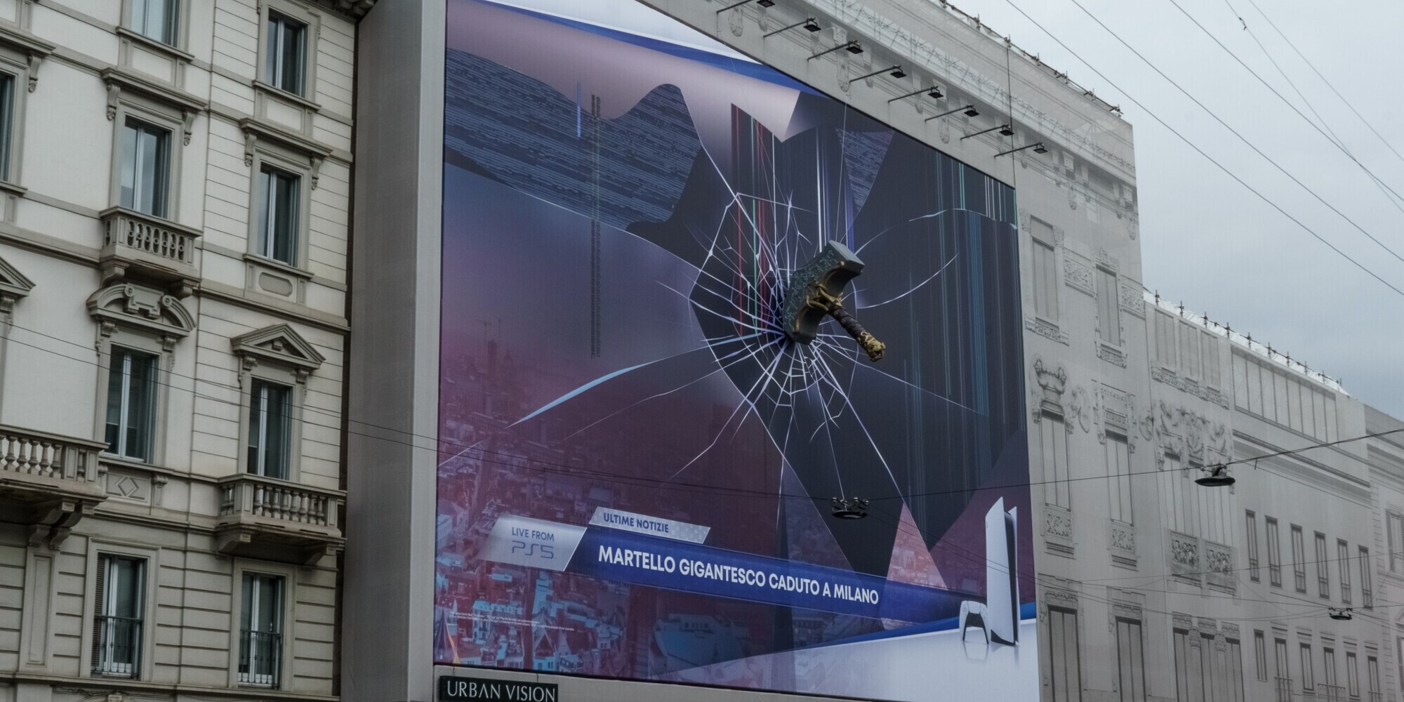 Il Mjölnir di Thor in centro a Milano grazie a Playstation 5