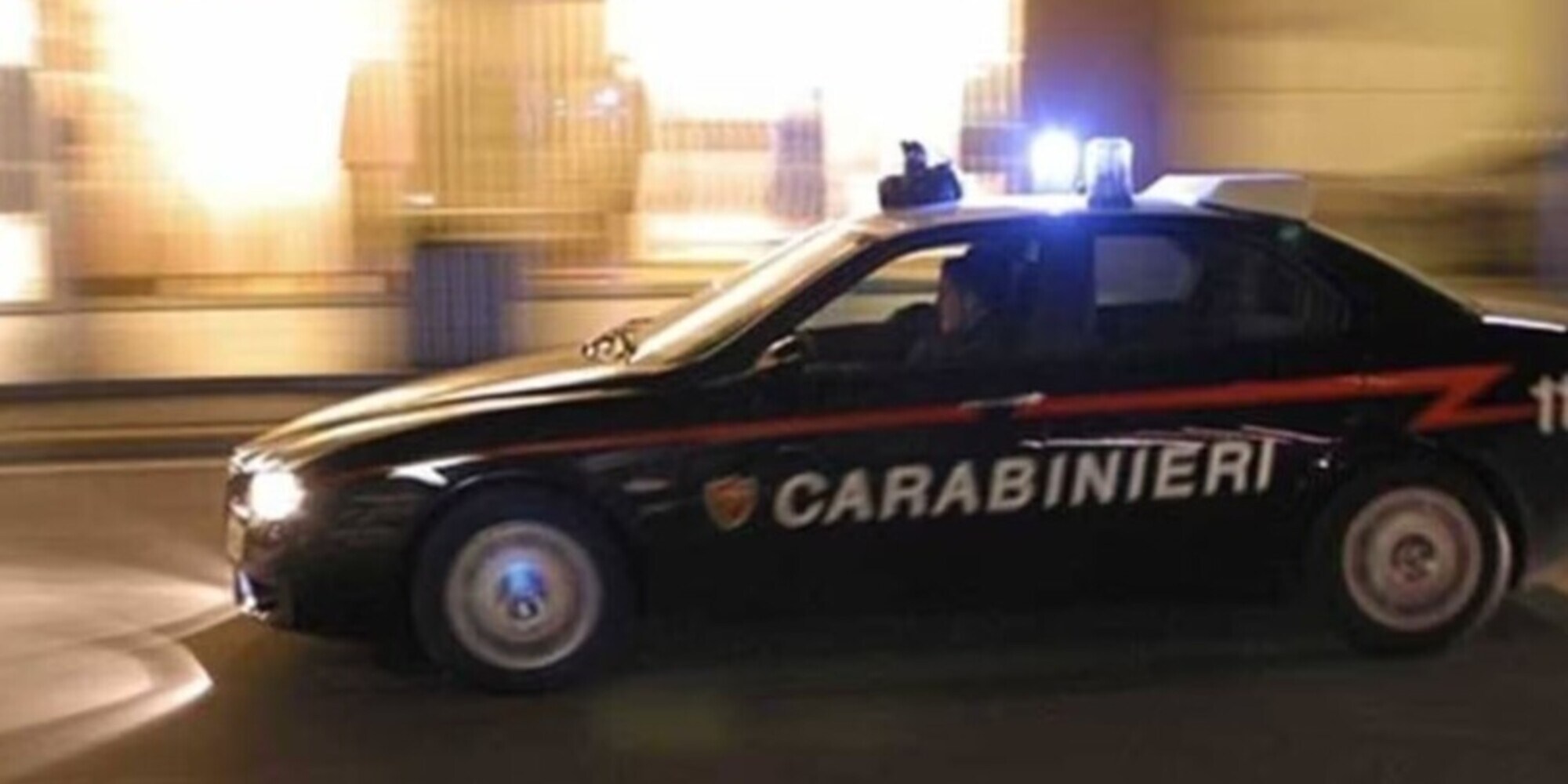 A tutto gas alla rotonda, lo trovano ubriaco che canta canzoni di Tommaso Paradiso