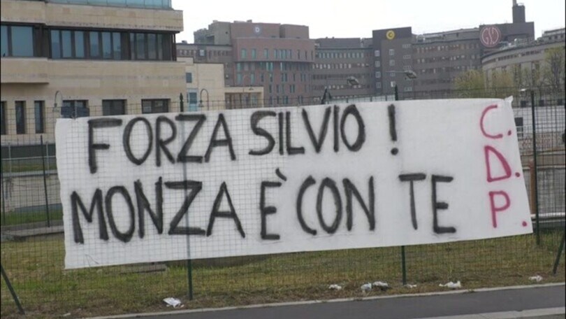 Monza, l'affetto dei tifosi per Berlusconi: "Siamo con te"