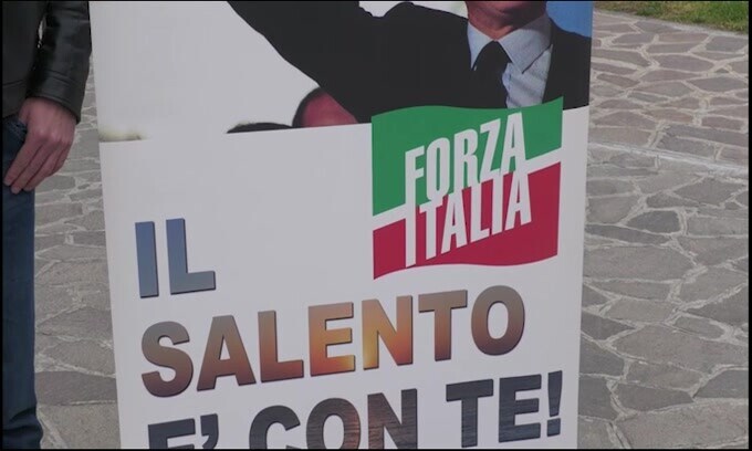 Berlusconi, striscioni e attesa