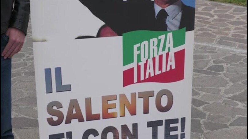 Berlusconi, striscioni e attesa