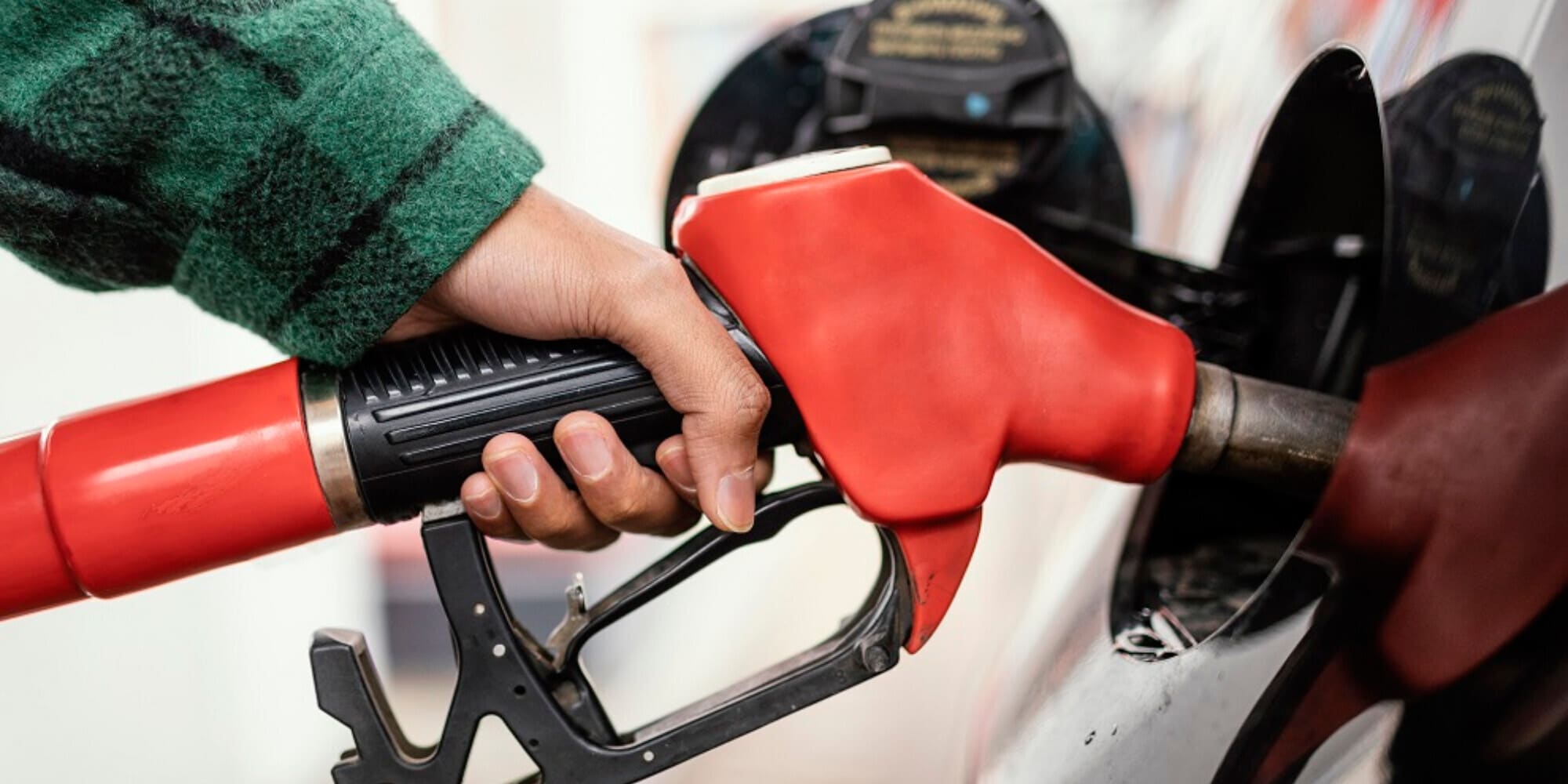 Prezzi carburanti in salita: a Pasqua si spenderà di più per la benzina
