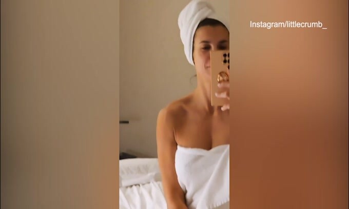 Sul letto in accappatoio: il buongiorno sexy di Elisabetta Canalis