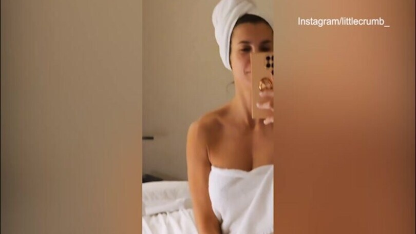Sul letto in accappatoio: il buongiorno sexy di Elisabetta Canalis