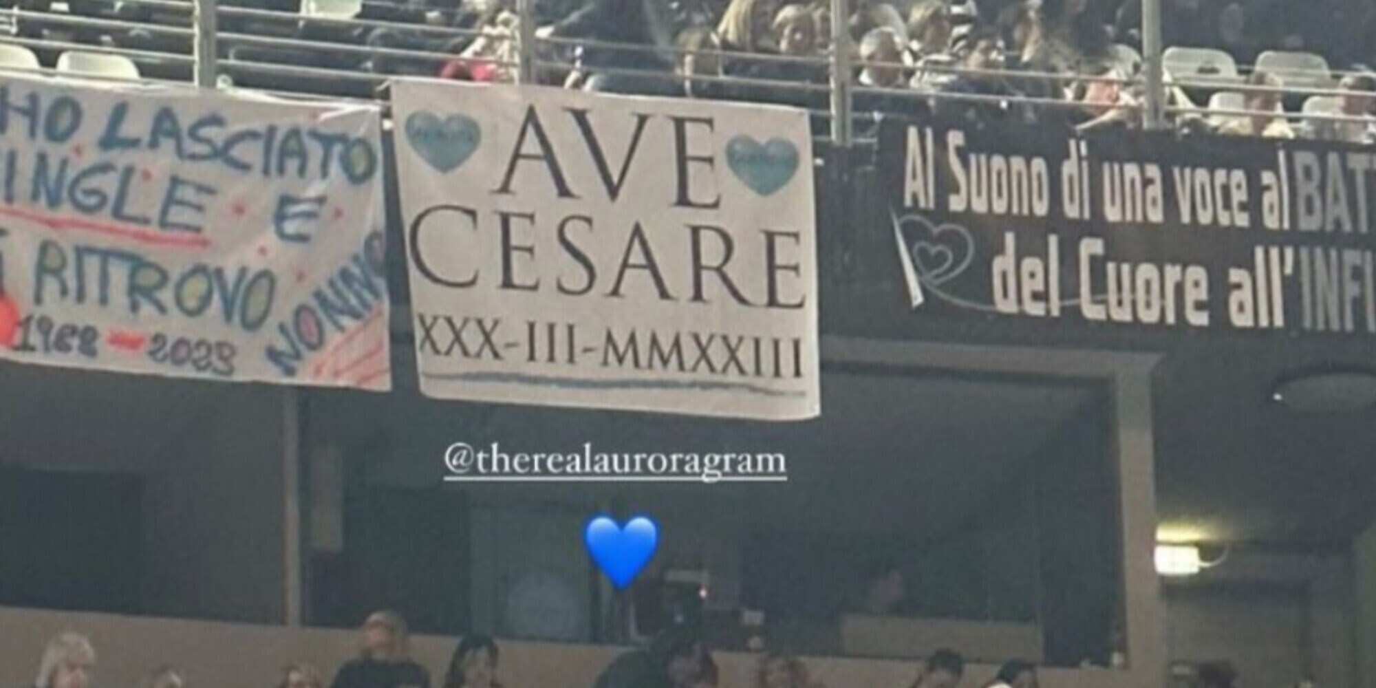Aurora Ramazzotti, striscione per Cesare al concerto di nonno Eros