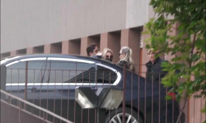 Barbara Berlusconi e Pier Silvio, lungo abbraccio prima di salutarsi