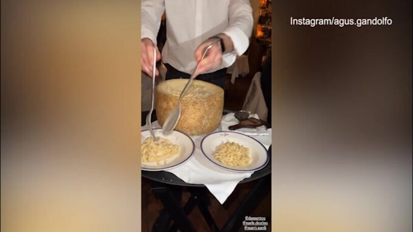 Cacio e pepe mantecata nella forma: la cena di Lady Lautaro è coi fiocchi