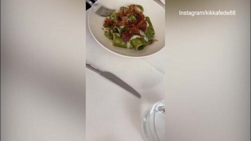 Baci e buon cibo: il pranzo della famiglia Pellegrini & Giunta è top!