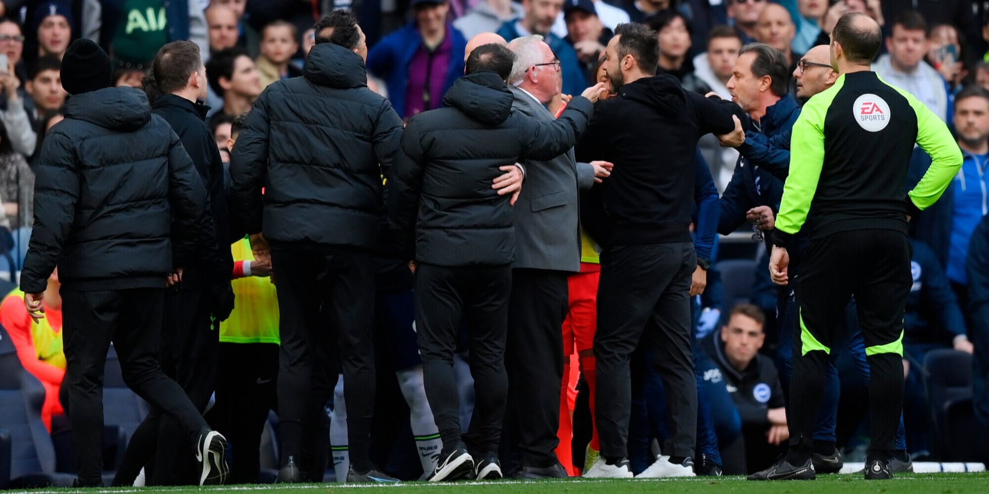Stellini batte De Zerbi, espulsi entrambi. Lampard, primo tonfo!