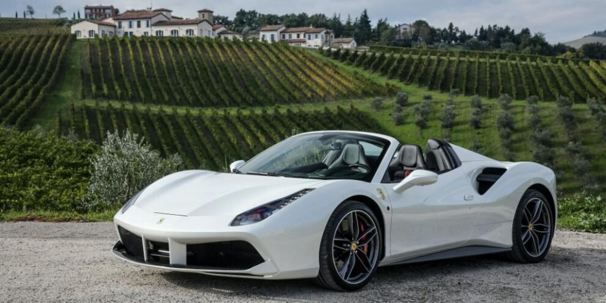 A bordo della Ferrari in piazza della Signoria a Firenze: tre infrazioni e una mega multa