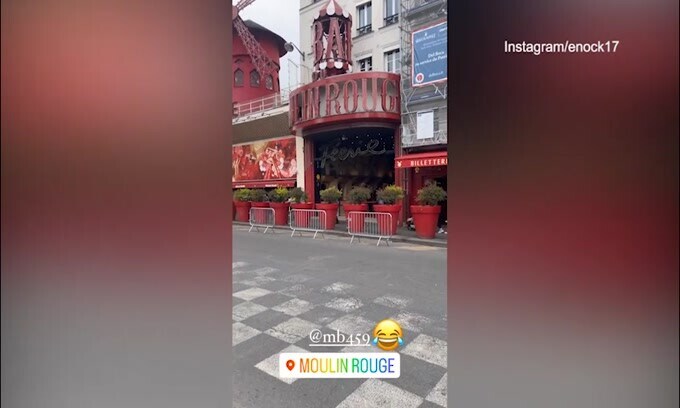 Balo pizzicato da Enock: "Ti vedrei bene qui al Moulin Rouge"