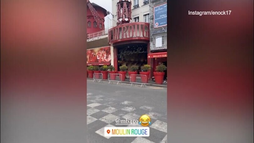 Balo pizzicato da Enock: "Ti vedrei bene qui al Moulin Rouge"