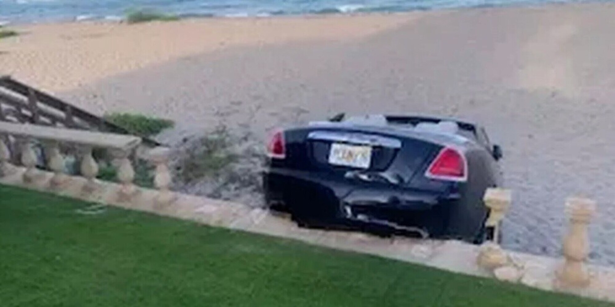 Si schianta con la Rolls-Royce contro una statua da 2,7 milioni di euro