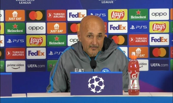 Show di Spalletti in conferenza: si alza per parlare di Guardiola