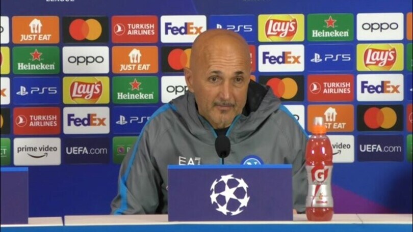 Show di Spalletti in conferenza: si alza per parlare di Guardiola