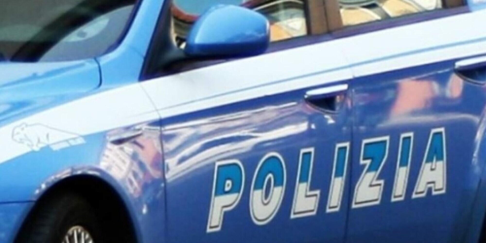 Entra per sbaglio in una strada privata: scende, chiede informazioni e gli sparano
