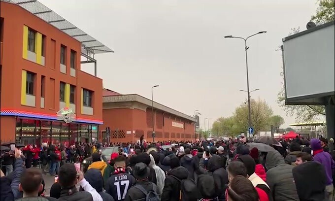 Milan, entusiasmo incredibile per l'arrivo del pullman