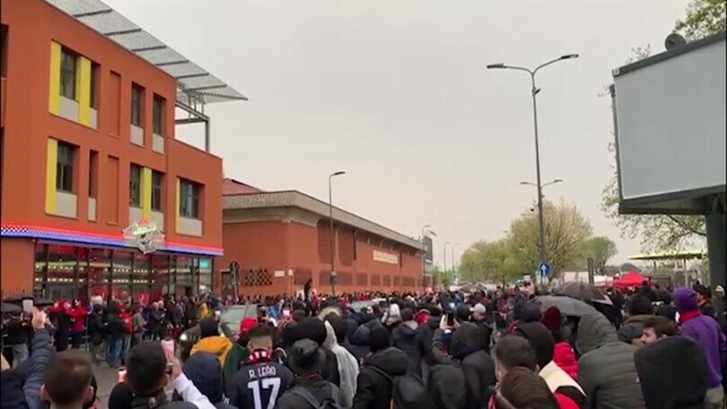 Milan, entusiasmo incredibile per l'arrivo del pullman