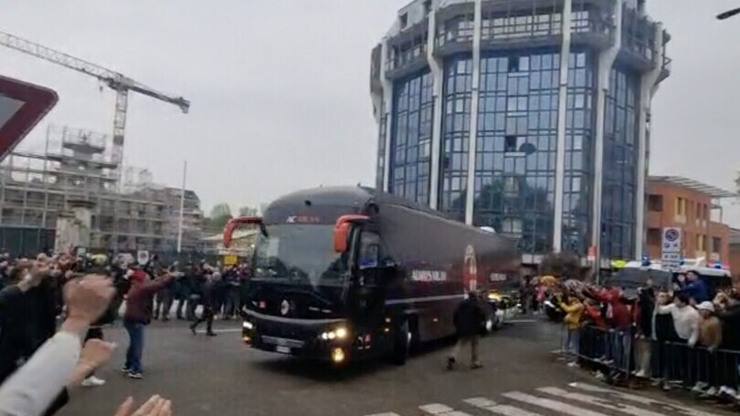 Milan, i cori dei tifosi rossoneri all'arrivo del pullman
