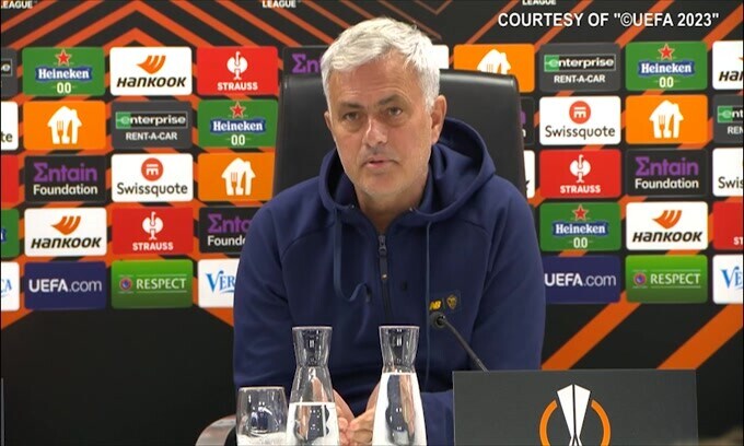 Mou punge il Feyenoord: "Guardo la coppa a Trigoria e penso a loro.."