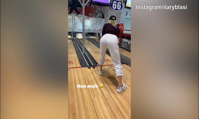Ilary, che colpo: a Bowling fa quasi...strike!