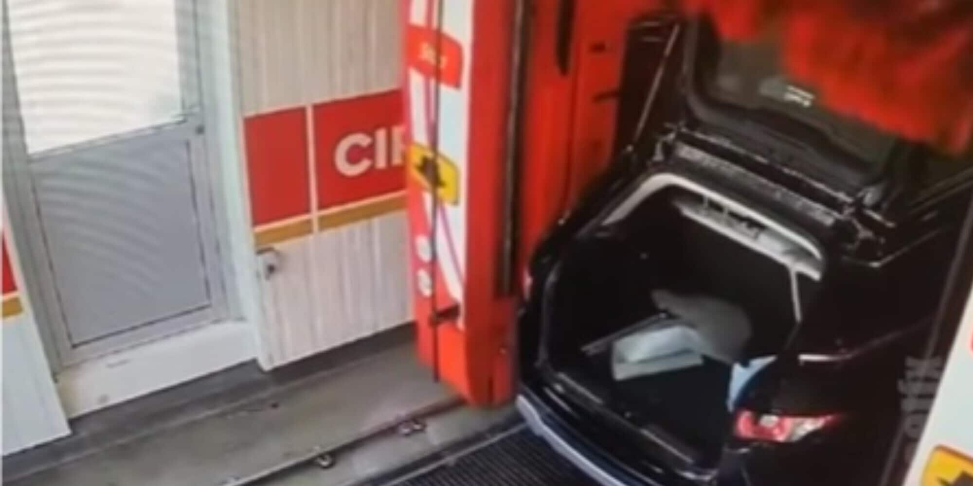 Si apre il portellone del Range Rover: che danni all'autolavaggio!