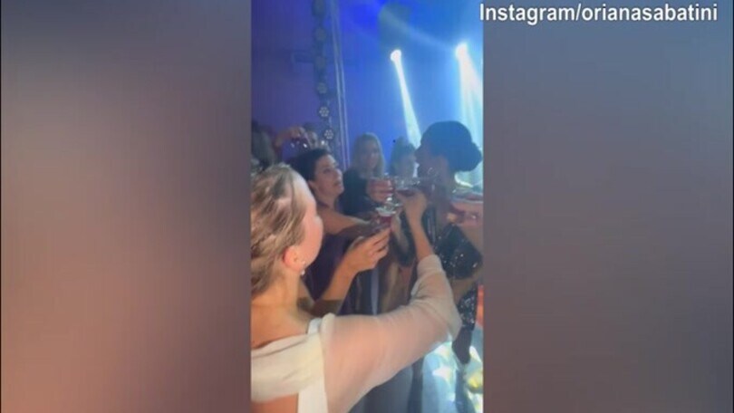Festa in discoteca per lady Dybala