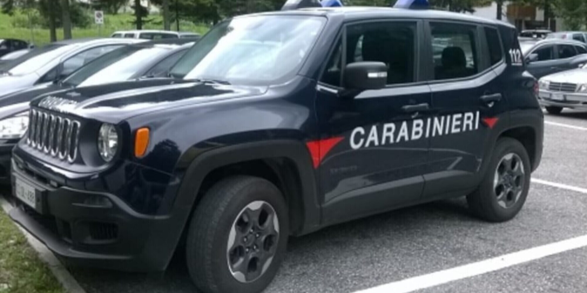 Faenza, ubriaco al volante scavalca lo spartitraffico e urta l'utilitaria