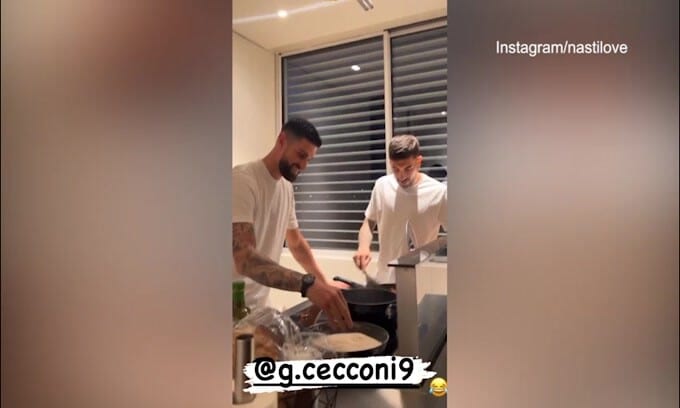 Lazio, Zaccagni ai fornelli con l'amico: "Mamma mia!"