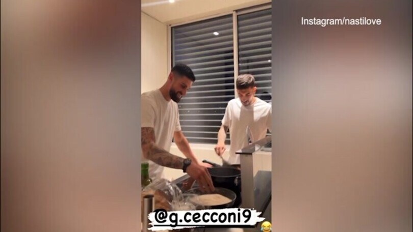 Lazio, Zaccagni ai fornelli con l'amico: "Mamma mia!"