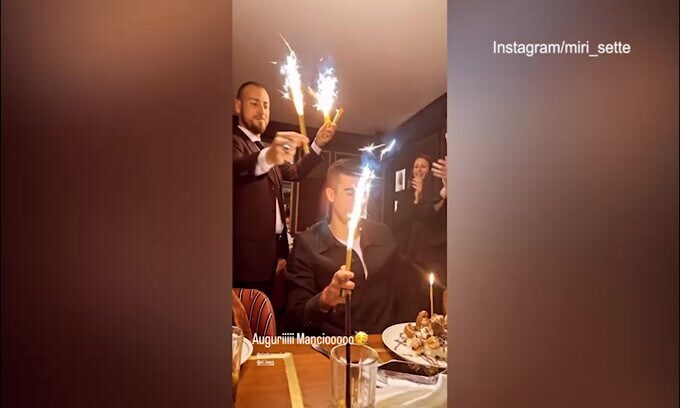 Roma, Mancini soffia le candeline: il video social