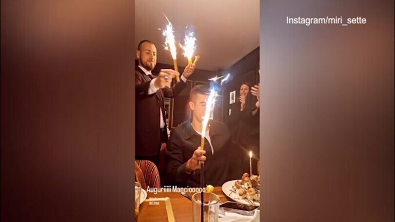 Roma, Mancini soffia le candeline: il video social