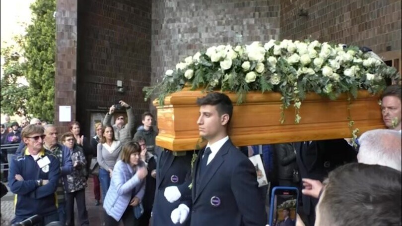 Funerali Julia Ituma, l'uscita del feretro tra gli applausi